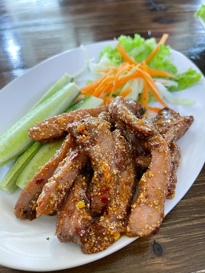 เนื้อคลุกฝุ่น