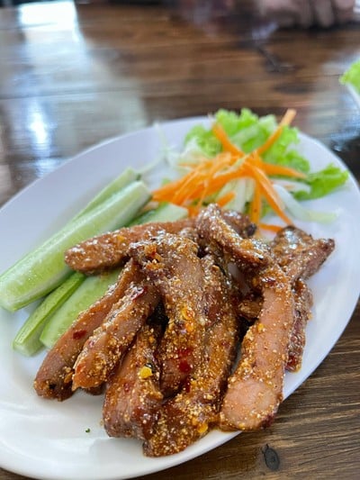 เนื้อคลุกฝุ่น