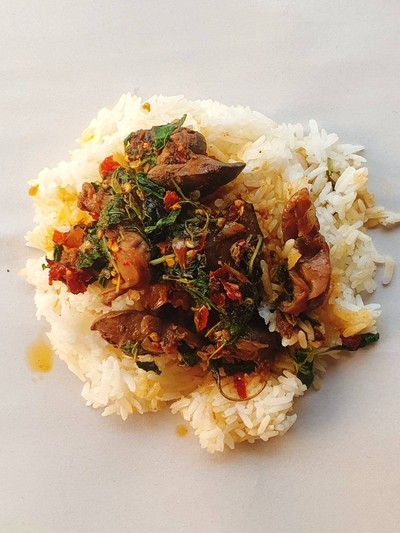 ข้าวกระเพราเครื่องในไก่โบราณ