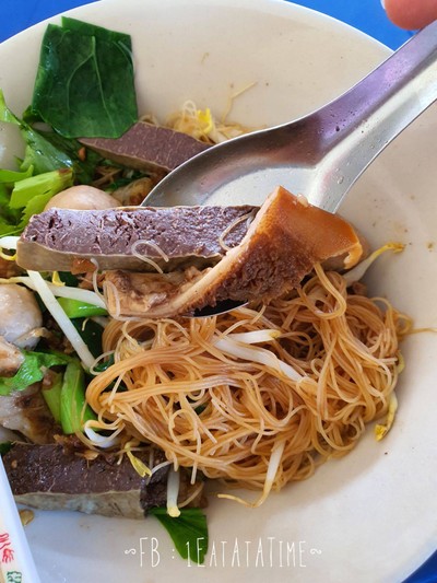 เส้นหมี่แห้งลูกชิ้นม้ามขอบกระด้ง