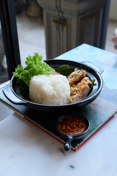 ข้าวหมูสามชั้นทอดน้ำปลา