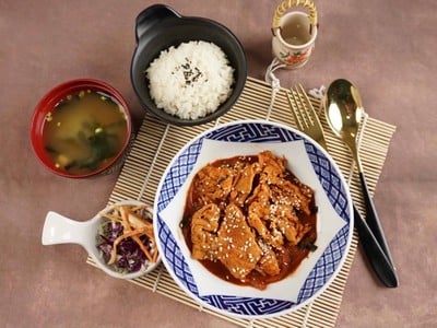 ข้าวหน้าหมู ซอสสไปร์ซี่