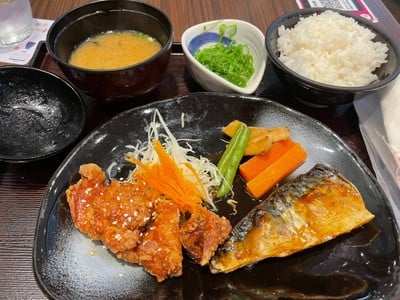 ปลาซาบะย่างกับไก่ทอด