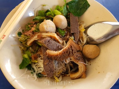 เส้นหมี่แห้งลูกชิ้นม้ามขอบกระด้ง