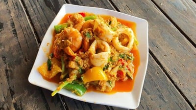 กุ้งหมึกผัดผงกะหรี่