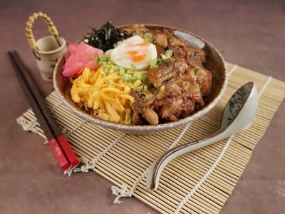ข้าวหน้าหมูตุ๋นซีอิ๊วญี่ปุ่น