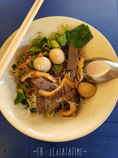 เส้นหมี่แห้งลูกชิ้นม้ามขอบกระด้ง