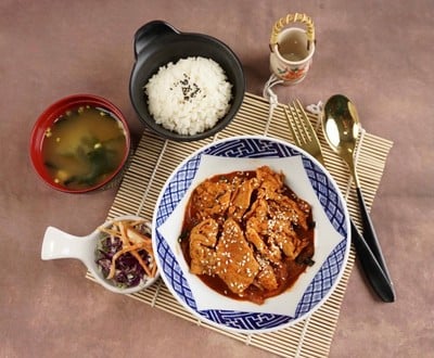 ข้าวหน้าหมู ซอสสไปร์ซี่