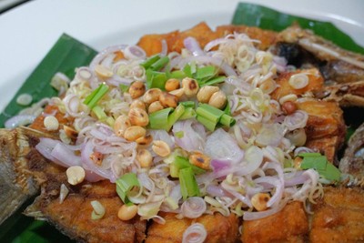 ปลาทอดยำตะไคร้