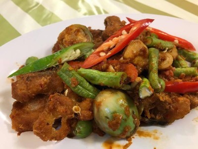 ปลาช่อนผัดพริกแกง