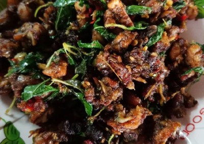 ผัดกะเพรากบ