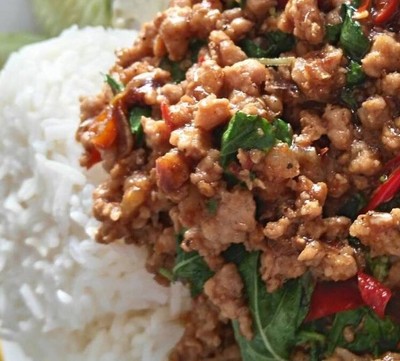 ผัดกะเพราหมูสับราดข้าว