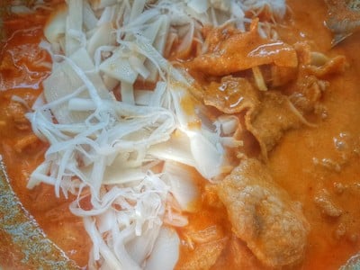 วิธีทำ แกงคั่วหมูหน่อไม้ดอง วิธีทำ แกงคั่วหมูหน่อไม้ดอง