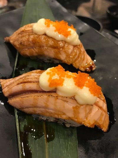ซูชิแซลมอนย่างไฟ