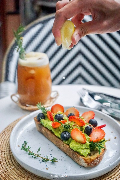 Avocado & Strawberry Toast