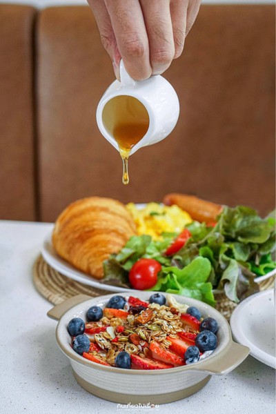 Granola Yogurt Bowl