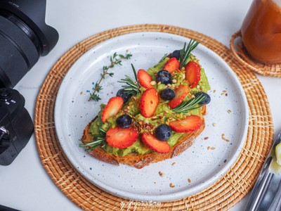 Avocado & Strawberry Toast