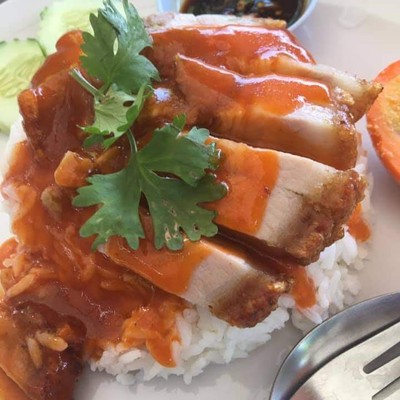 หมูนิ่มๆกับซอสราดเอกลักษณ์จากทางร้าน ลงตัวเข้ากันพอดี กี่คำๆก็ฟิน