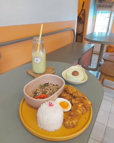 ข้าวผัดกระเพราหมูอโวคาโด้