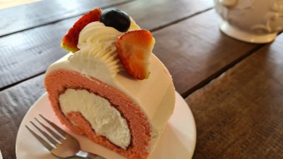 Strawberry Roll Cake