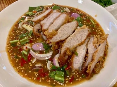 ยำคอหมูทอด
