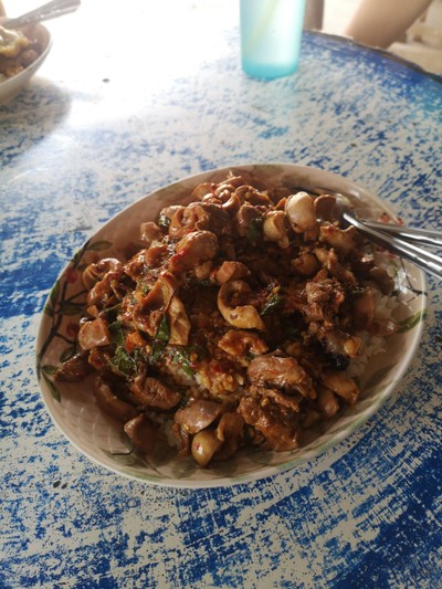 ข้าวกะเพราเครื่องใน