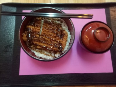 ข้าวหน้าหมูชุบเกล็ดขนมปังทอด ฟรีซุปมิโซะ