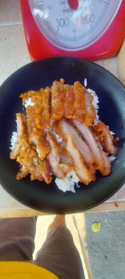 ข้าวหมูทอดรวม3เกลอ+น้ำซุป