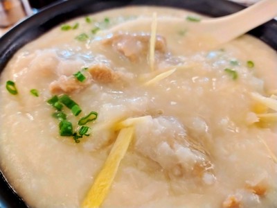 โจ๊กฮ่องกง ไข่ออนเซ็น เสริฟพร้อมปาท่องโก๋