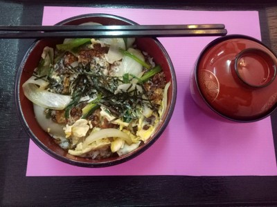 ข้าวหน้าหมูทอดคัสสึด้ง ฟรีซุปมิโซะ