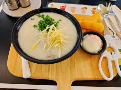 โจ๊กฮ่องกง ไข่ออนเซ็น เสริฟพร้อมปาท่องโก๋