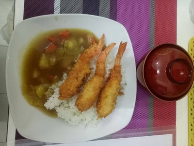 ข้าวหน้าแกงกะหรี่กุ้งทอด 4 ตัว ฟรีซุปมิโซะ