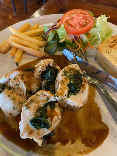 สเต็กไก่ยัดไส้ผักโขม