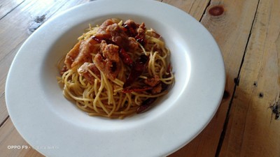 สปาเก็ตตี้เบคอนพริกแห้ง