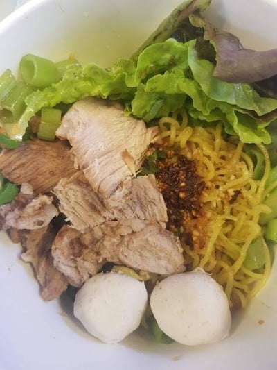 ก๋วยเตี๋ยวหมูใส่กล่องกลับบ้าน
