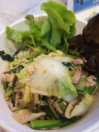 สุกี้แห้งหมูใส่กล่องกลับบ้าน
