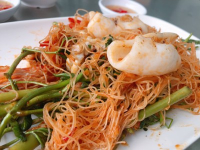 หมี่ผัดกระเฉดทะเล