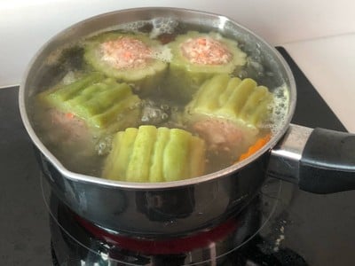 วิธีทำ แกงจืดมะระยัดไส้หมูสับ 