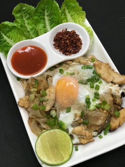 ก๋วยเตี๋ยวคั่วไก่ไข่ลาวา 