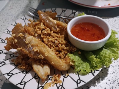 ไข่หมึกทอดกระเทียมพริกไทย