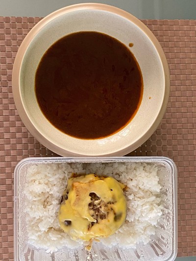 ข้าวแกงกะหรี่ แฮมเบิรคหม่าล่าชีส