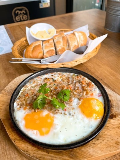 ไข่กะทะ กับ บาแก็ตต์