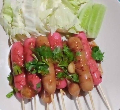 ไส้กรอกนมสด ไส้กรอกหนังกรอบ พร้อมน้ำจิ้มรสเด็ด มีผักสดให้