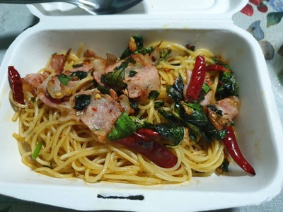 สปาเก็ตตี้เบคอนผัดพริกแห้ง