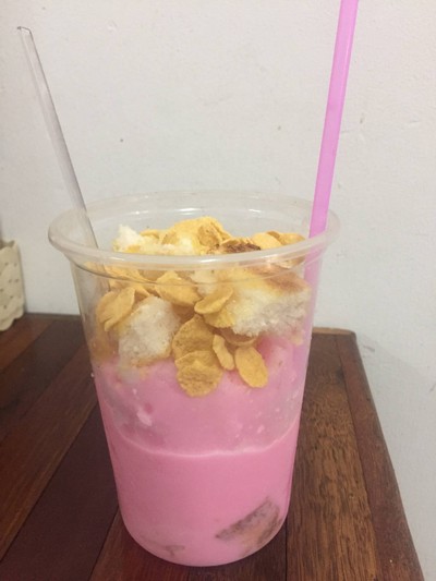 ปังเย็นนมสดชมพูขนมปังกรอบ