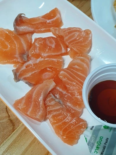 แซลมอนซาซิมิ