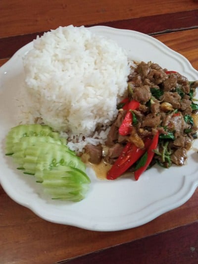 กระเพราเนื้อราดข้าว