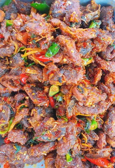 ข้าวราดผัดพริกแกงปลาดุกกรอบ