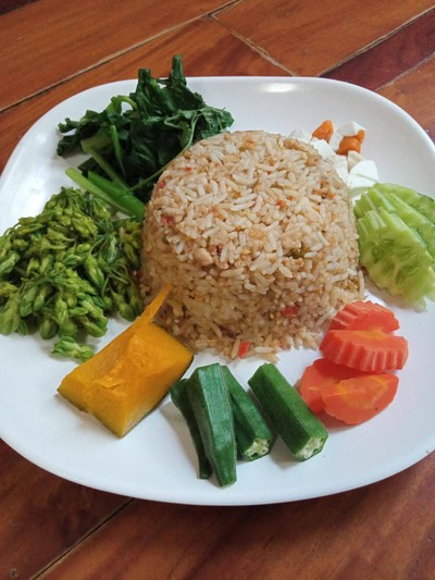 ข้าวผัดน้ำพริกลงเรือ
