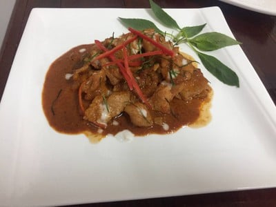 ข้าวราดฉู่ฉี่หมูกรอบ